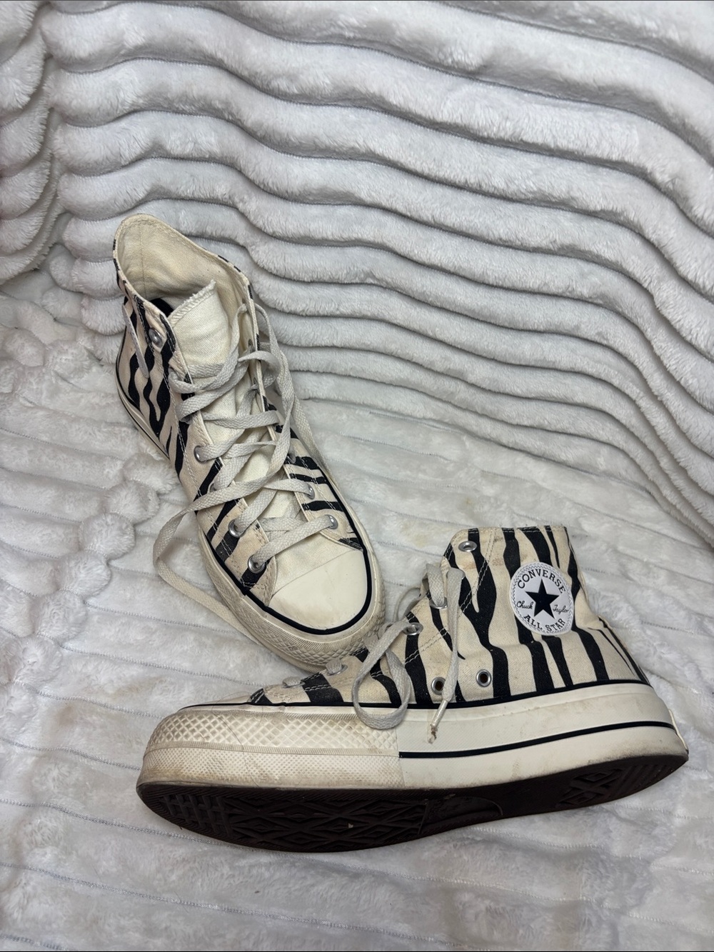 Converse High Top Sneakers - Black & White Zebra Print Mens 7 1/2 Wo’s 9 1/2 - Picture 2 of 9